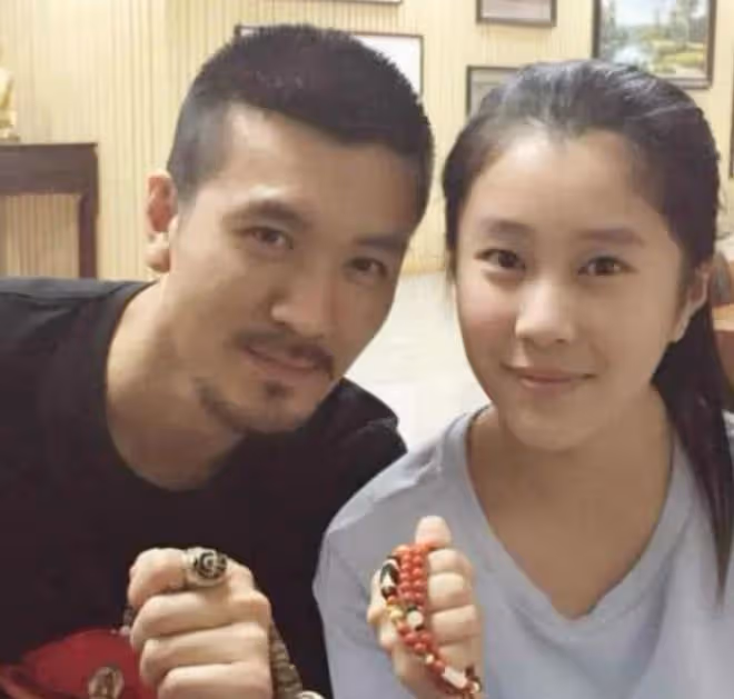 40歲黃聖依疑懷3胎!衣著寬鬆腹部微隆,摟小兒子合影一臉溫柔