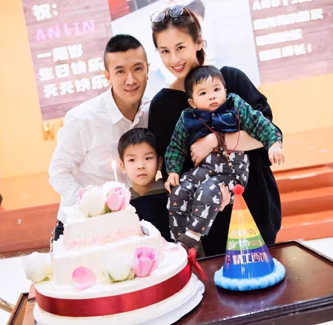 40歲黃聖依疑懷3胎!衣著寬鬆腹部微隆,摟小兒子合影一臉溫柔