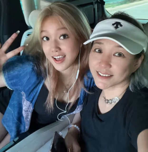 主持人李靜攜女出遊照曝光!19歲女兒染金髮顯成熟,長居美國留學