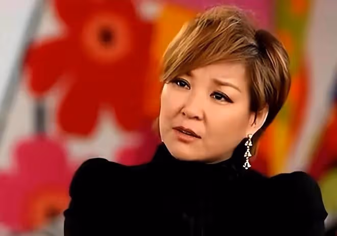 主持人李靜攜女出遊照曝光!19歲女兒染金髮顯成熟,長居美國留學