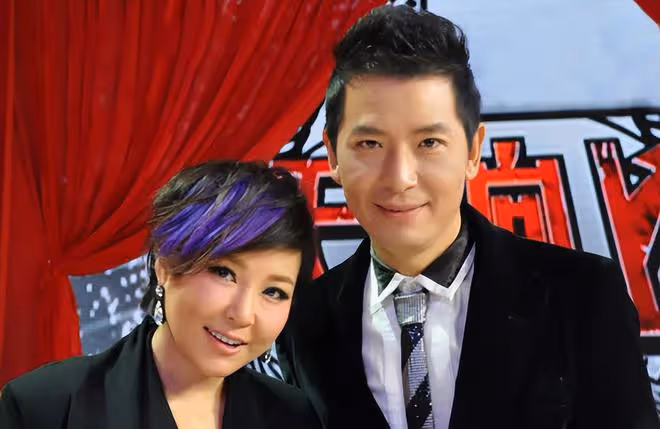 主持人李靜攜女出遊照曝光!19歲女兒染金髮顯成熟,長居美國留學