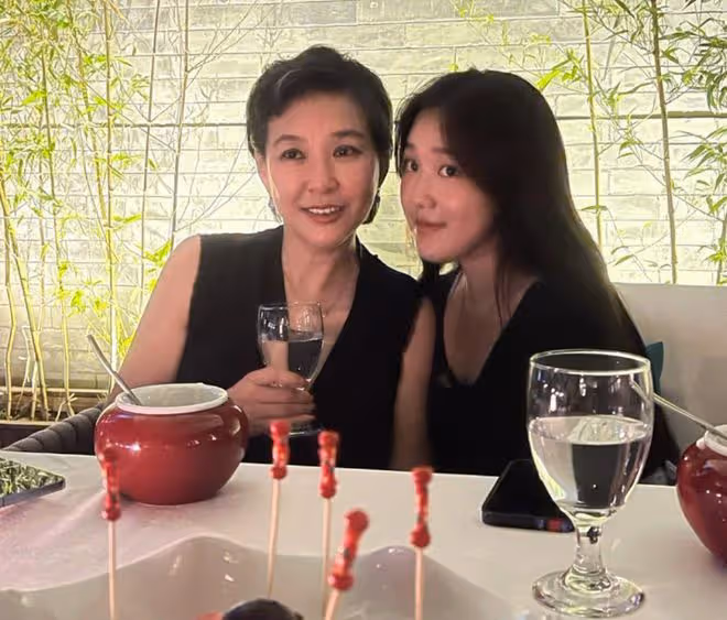 主持人李靜攜女出遊照曝光!19歲女兒染金髮顯成熟,長居美國留學