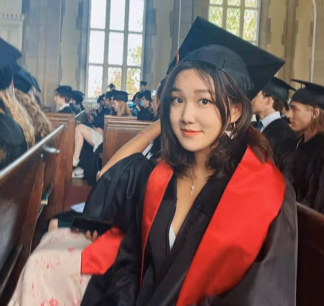 主持人李靜攜女出遊照曝光!19歲女兒染金髮顯成熟,長居美國留學