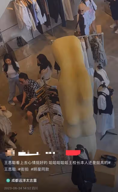 王思聰乘私人飛機帶一群網紅購物!新女友前凸後翹,顏值不輸明星
