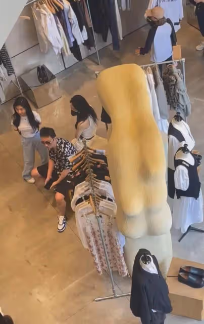 王思聰乘私人飛機帶一群網紅購物!新女友前凸後翹,顏值不輸明星