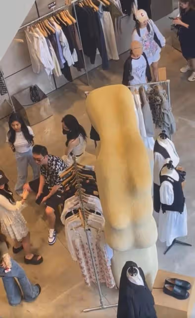 王思聰乘私人飛機帶一群網紅購物!新女友前凸後翹,顏值不輸明星