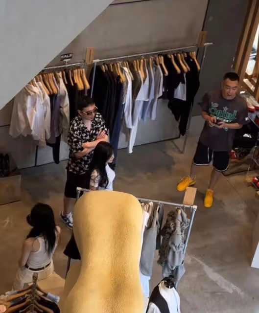 王思聰乘私人飛機帶一群網紅購物!新女友前凸後翹,顏值不輸明星