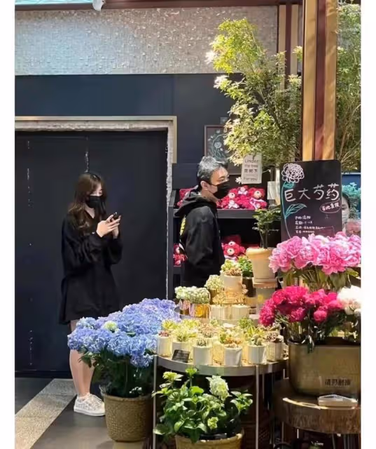 王思聰乘私人飛機帶一群網紅購物!新女友前凸後翹,顏值不輸明星