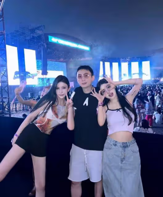 王思聰乘私人飛機帶一群網紅購物!新女友前凸後翹,顏值不輸明星