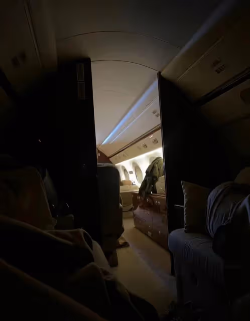 王思聰乘私人飛機帶一群網紅購物!新女友前凸後翹,顏值不輸明星