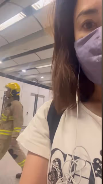 女星乘飛機遇驚險事故!開逃生梯現場混亂尖叫不斷,同機18人受傷