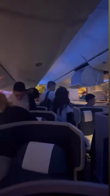 女星乘飛機遇驚險事故!開逃生梯現場混亂尖叫不斷,同機18人受傷