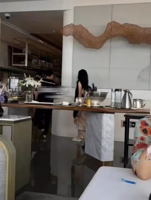 章子怡母女現身奢華酒店!穿塑料拖鞋接地氣,億萬豪宅位置疑曝光