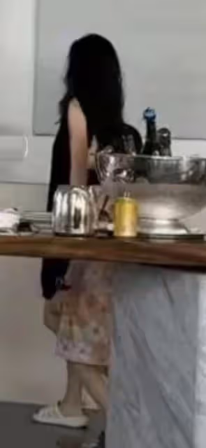章子怡母女現身奢華酒店!穿塑料拖鞋接地氣,億萬豪宅位置疑曝光