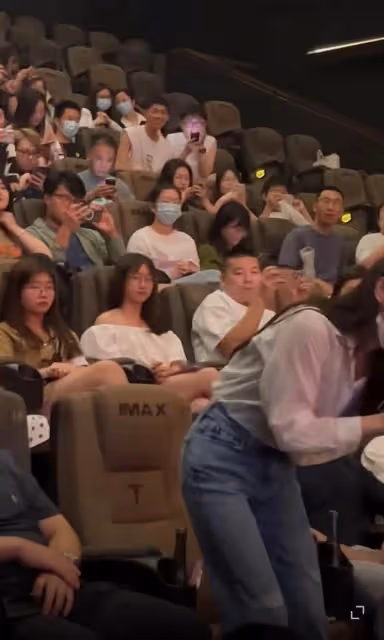 張馨予當眾大秀恩愛!凝望老公滿臉嬌羞,男方魁梧帥氣不輸明星