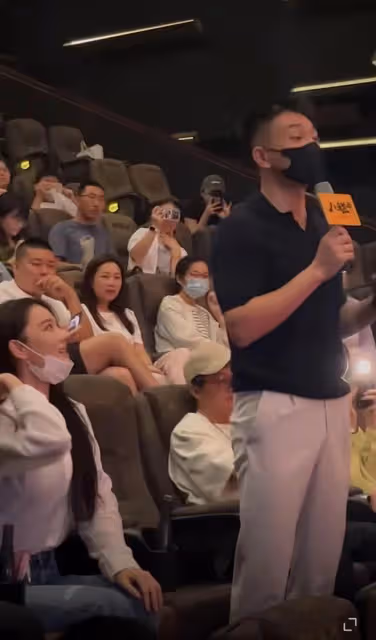 張馨予當眾大秀恩愛!凝望老公滿臉嬌羞,男方魁梧帥氣不輸明星