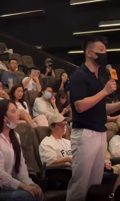 張馨予當眾大秀恩愛!凝望老公滿臉嬌羞,男方魁梧帥氣不輸明星