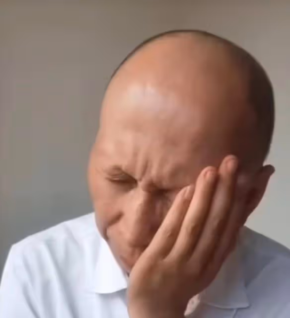 54歲老戲骨李明曬近照,臉頰紅腫明顯緊皺眉,表示要對老婆好點