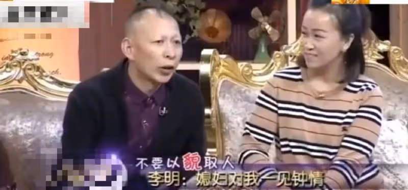 54歲老戲骨李明曬近照,臉頰紅腫明顯緊皺眉,表示要對老婆好點