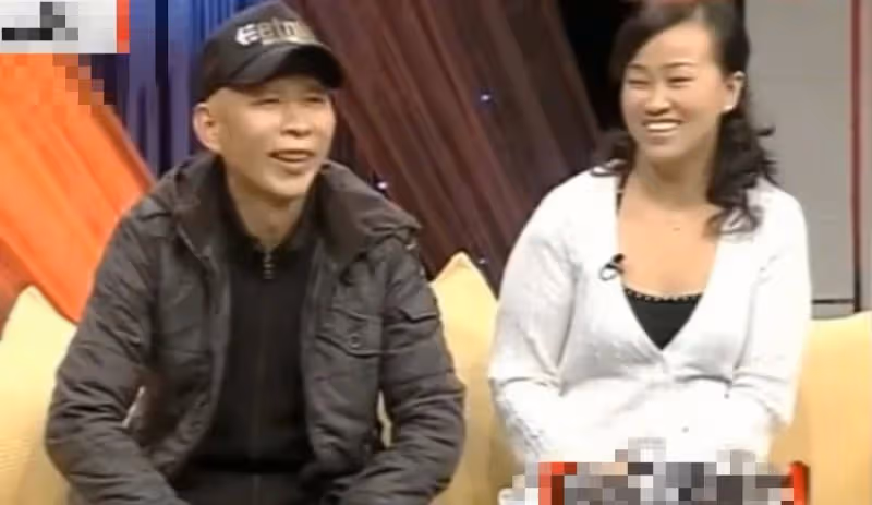 54歲老戲骨李明曬近照,臉頰紅腫明顯緊皺眉,表示要對老婆好點