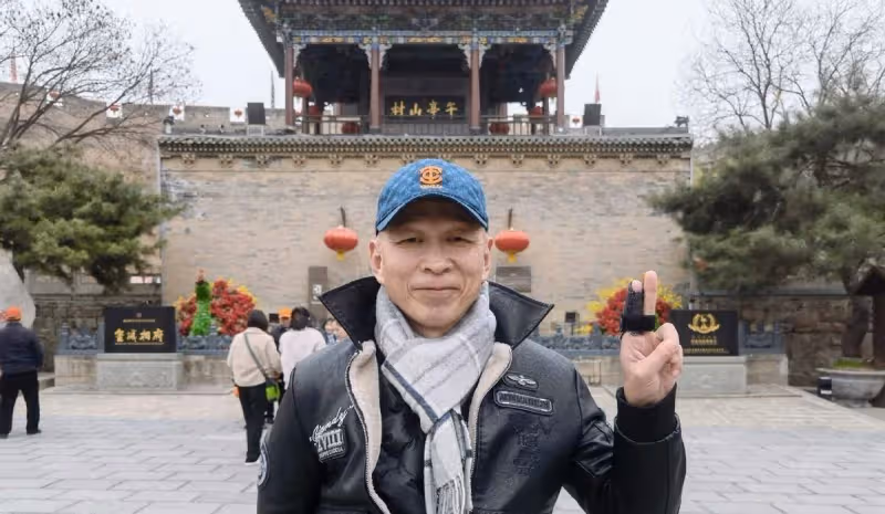 54歲老戲骨李明曬近照,臉頰紅腫明顯緊皺眉,表示要對老婆好點