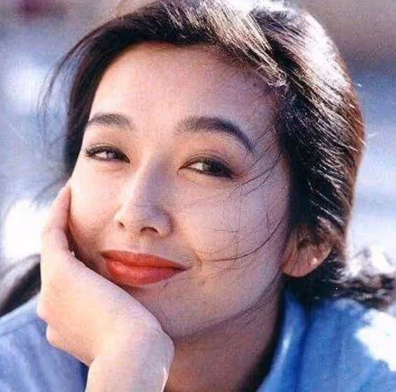 演員江珊:23歲沒跟王志文談過戀愛,36歲分手帶女移美,如今怎樣