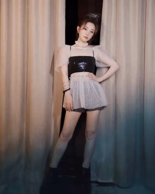 馮提莫認真打扮真美!穿露肩短裙秀出月牙腿,看著比00後還顯美