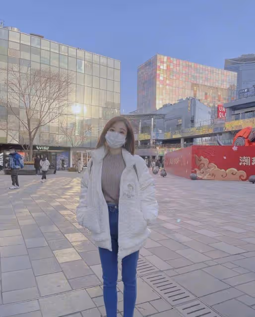 馮提莫認真打扮真美!穿露肩短裙秀出月牙腿,看著比00後還顯美
