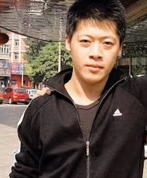 22歲被趙本山看中力捧,演了多年男一號難紅,如今擺攤賣燒烤