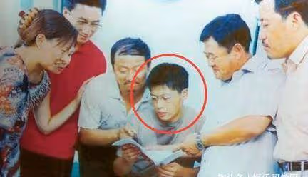 22歲被趙本山看中力捧,演了多年男一號難紅,如今擺攤賣燒烤
