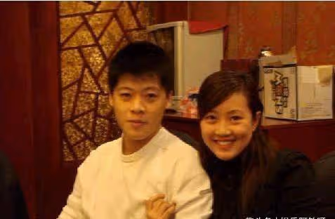 22歲被趙本山看中力捧,演了多年男一號難紅,如今擺攤賣燒烤