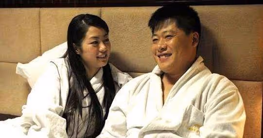 22歲被趙本山看中力捧,演了多年男一號難紅,如今擺攤賣燒烤