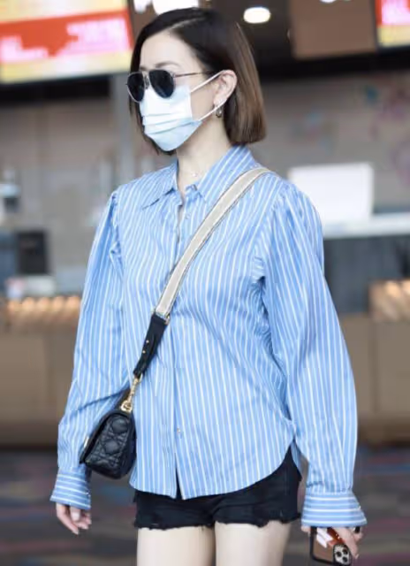 佘詩曼46歲又如何?穿條紋襯衫配短褲走機場,氣質在根本不用扮美