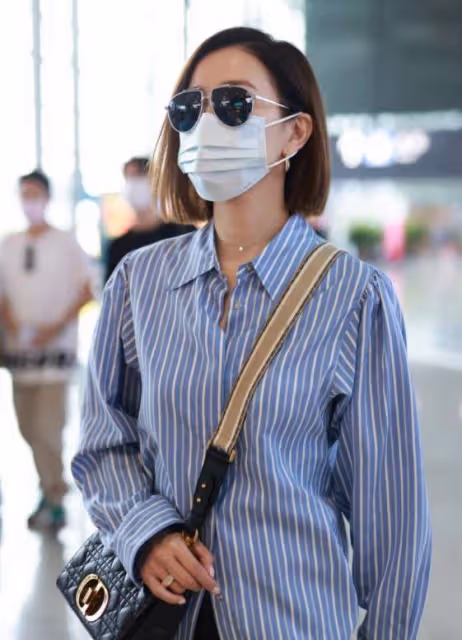 佘詩曼46歲又如何?穿條紋襯衫配短褲走機場,氣質在根本不用扮美