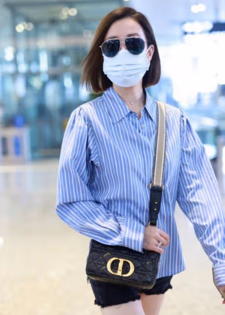 佘詩曼46歲又如何?穿條紋襯衫配短褲走機場,氣質在根本不用扮美