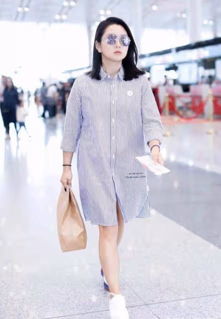 佘詩曼46歲又如何?穿條紋襯衫配短褲走機場,氣質在根本不用扮美