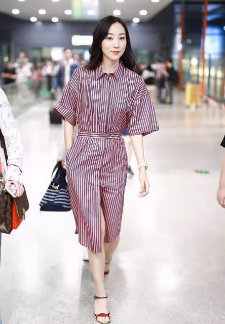 佘詩曼46歲又如何?穿條紋襯衫配短褲走機場,氣質在根本不用扮美