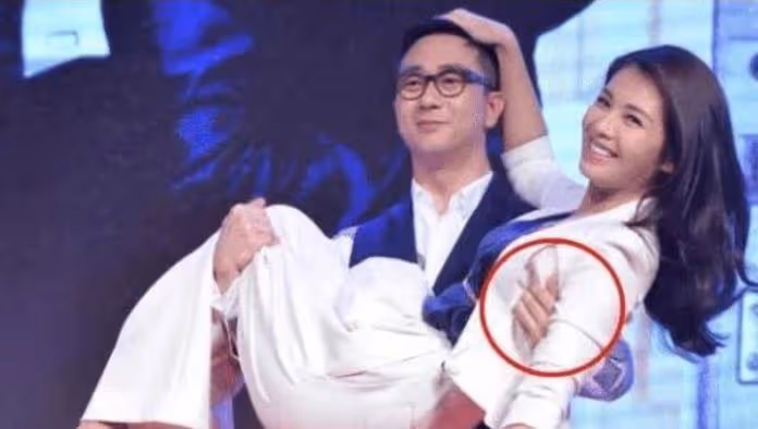 41歲劉濤被王自健當眾公主抱，誰注意到他手部動作，細節見人品