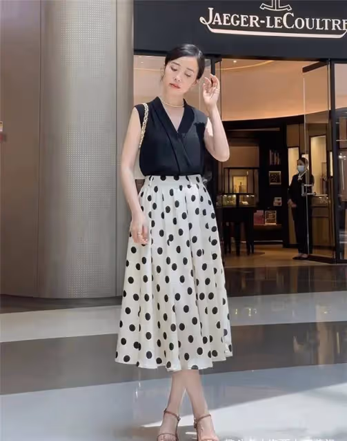 50+博主的黑白簡約搭配，不裝美也不顯老，大方得體，美出新高度