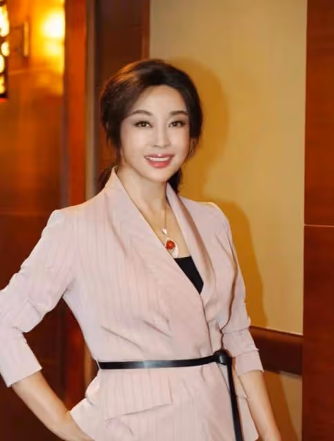 劉曉慶不裝美也挺年輕的,化淡妝氣質溫柔,穿一身粉也高級