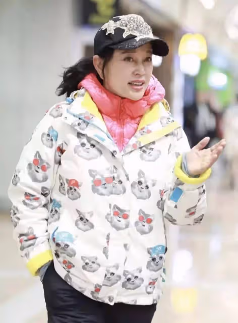 劉曉慶不裝美也挺年輕的,化淡妝氣質溫柔,穿一身粉也高級
