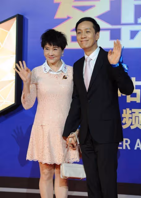 馮遠征的年上女子為了扮美夠拼的,將近70的年紀,卻穿得很少女