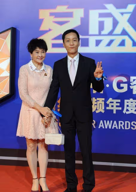 馮遠征的年上女子為了扮美夠拼的,將近70的年紀,卻穿得很少女