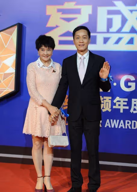 馮遠征的年上女子為了扮美夠拼的,將近70的年紀,卻穿得很少女