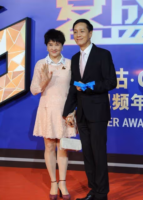 馮遠征的年上女子為了扮美夠拼的,將近70的年紀,卻穿得很少女