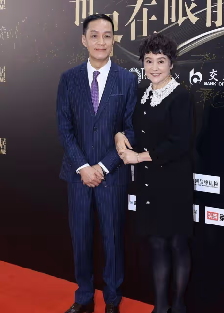 馮遠征的年上女子為了扮美夠拼的,將近70的年紀,卻穿得很少女