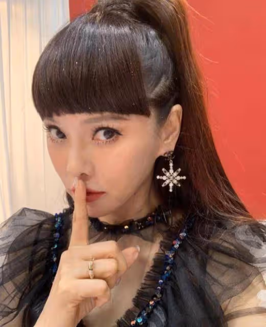 伊能靜是真拼,為了薄紗上衣配藍亮片半身裙更驚艷,剪齊劉海裝美