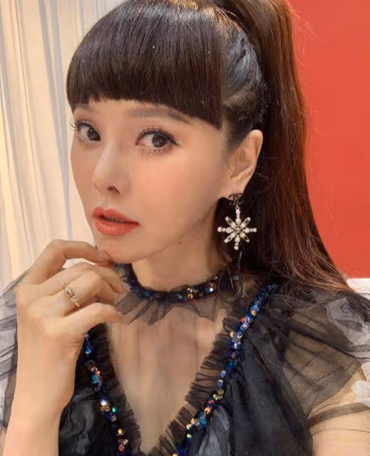 伊能靜是真拼,為了薄紗上衣配藍亮片半身裙更驚艷,剪齊劉海裝美