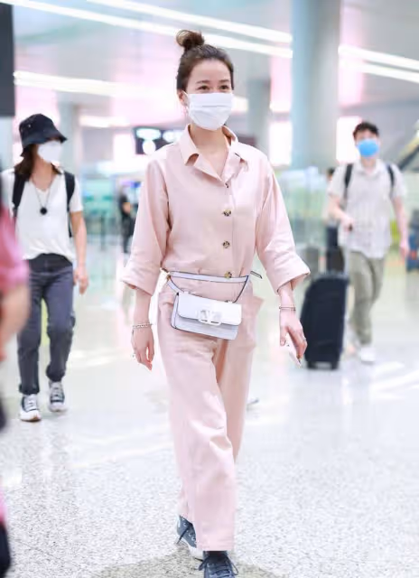 佘詩曼又成功「扮美」,穿粉色連體褲甜美減齡,時髦溫柔又可愛