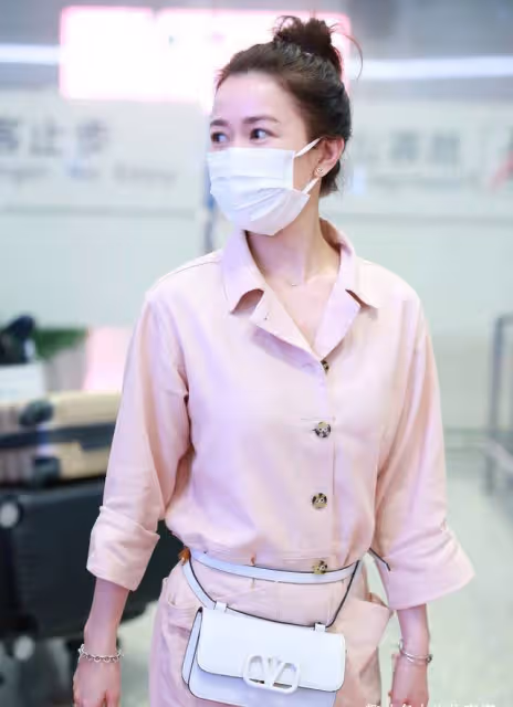 佘詩曼又成功「扮美」,穿粉色連體褲甜美減齡,時髦溫柔又可愛